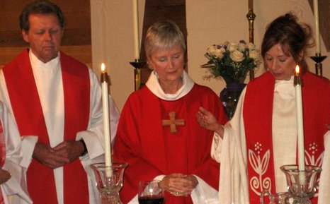 roy_bourgeois Roy Bourgeois lors de l'ordination interdite