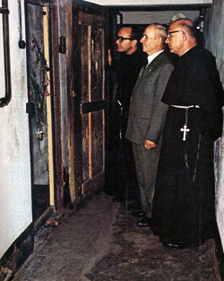 François Gajowniczek devant la cellule de mort du père Kolbe à Auschwitz