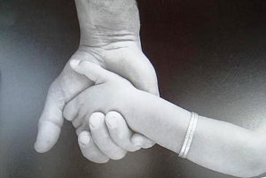 mains-enfant-adulte1