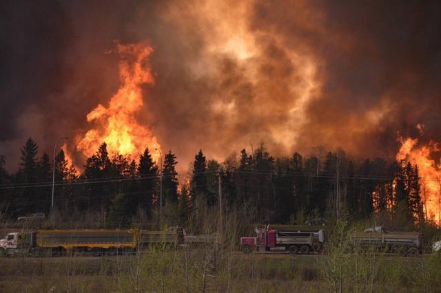 incendie-de-fort-mcmurray-ca-lair-dune-zone-de-guerre_1