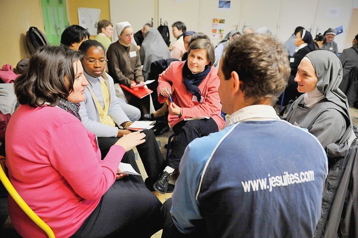 un-forum-discussion-lors-rassemblement-national-jeunes-religieux-religieuses-france_1_730_484